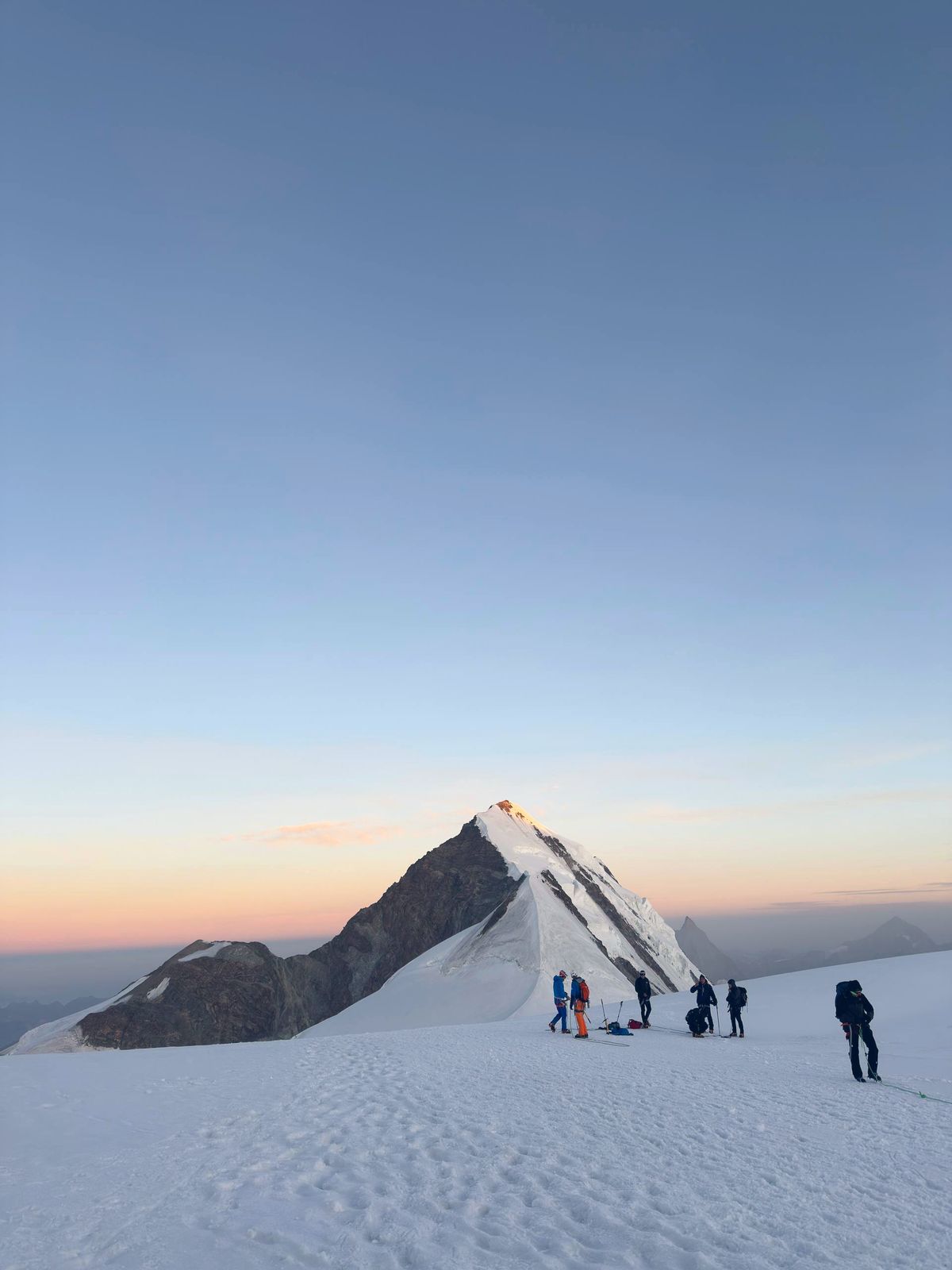 La facciata della Capanna Margherita coperta di adesivi