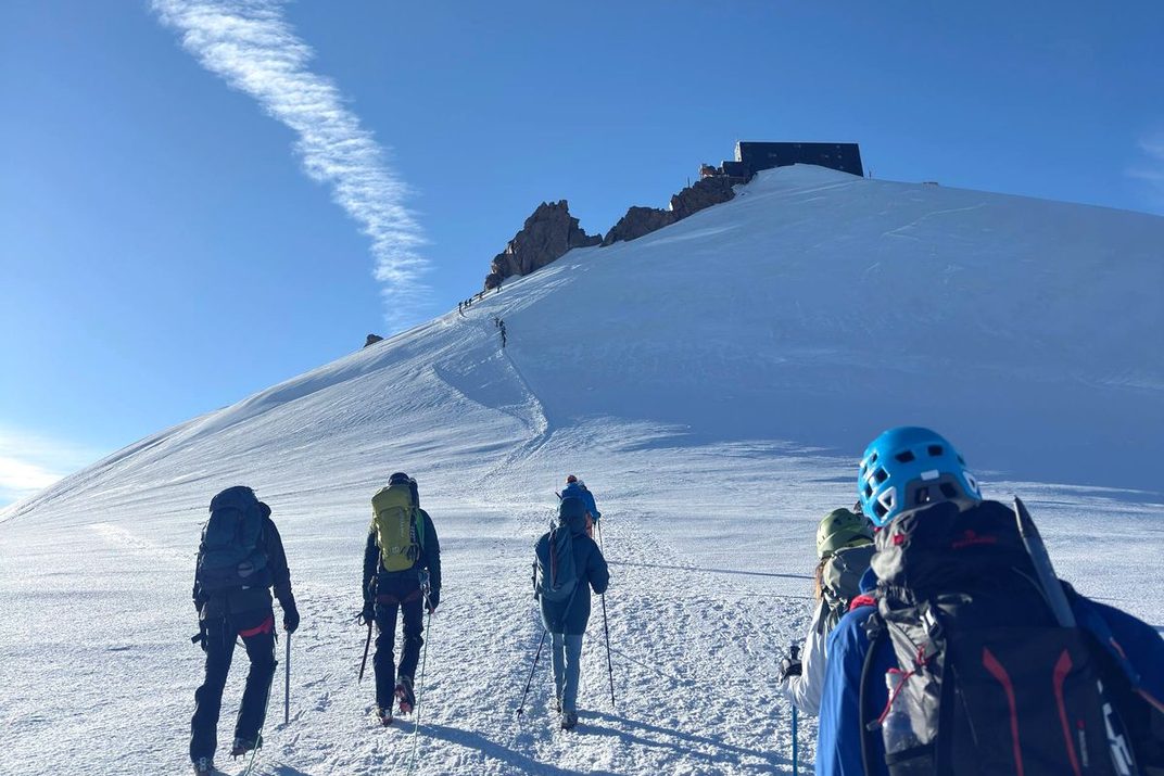 Una cordata sale sul ghiacciaio verso la Capanna Margherita, in cima alla cresta