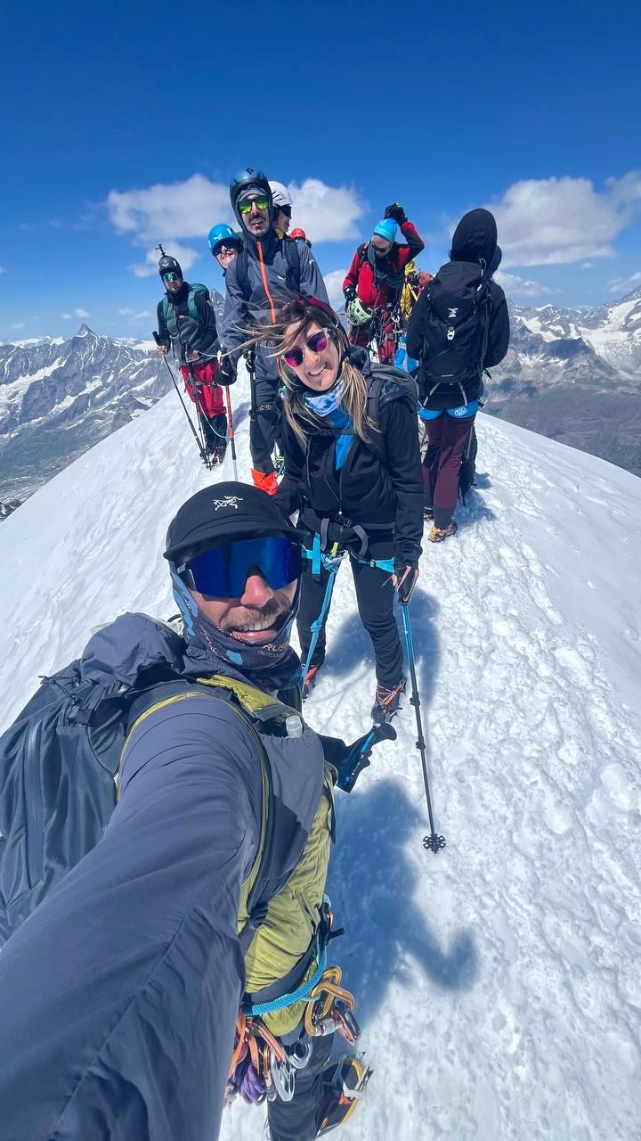 Selfie in cordata sulla cresta di vetta
