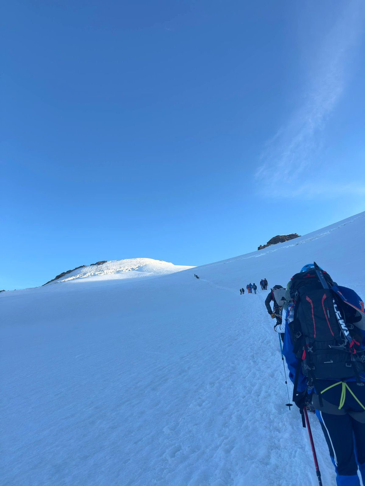 La luce della sera dal rifugio, con una vetta innevata davanti