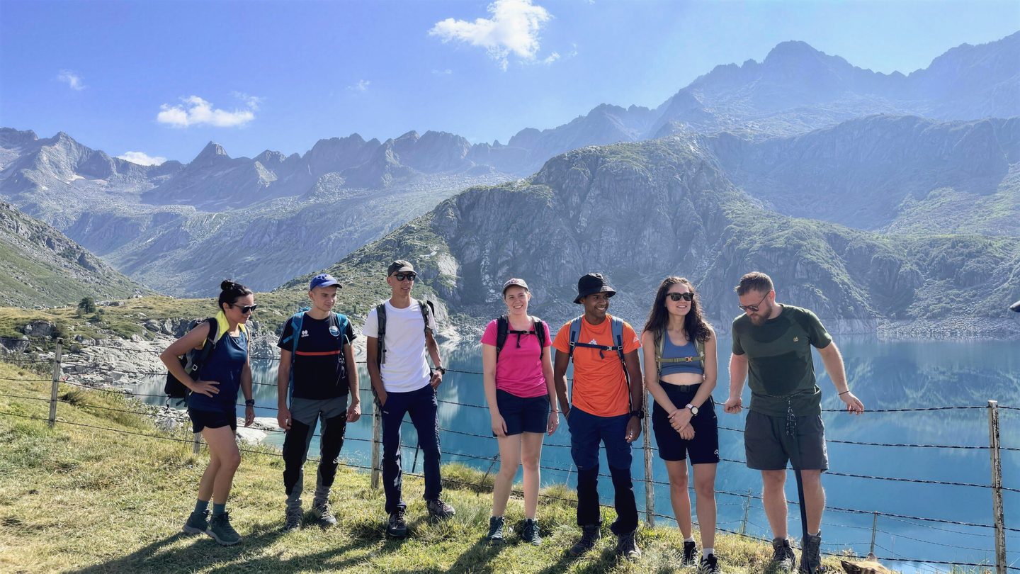 Escursionisti su un sentiero di montagna in giornata
