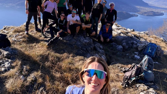 Selfie di gruppo sopra il lago di Como