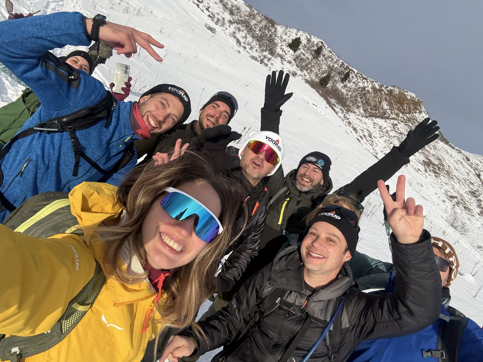 Selfie di gruppo sulla neve, tutti sorridenti